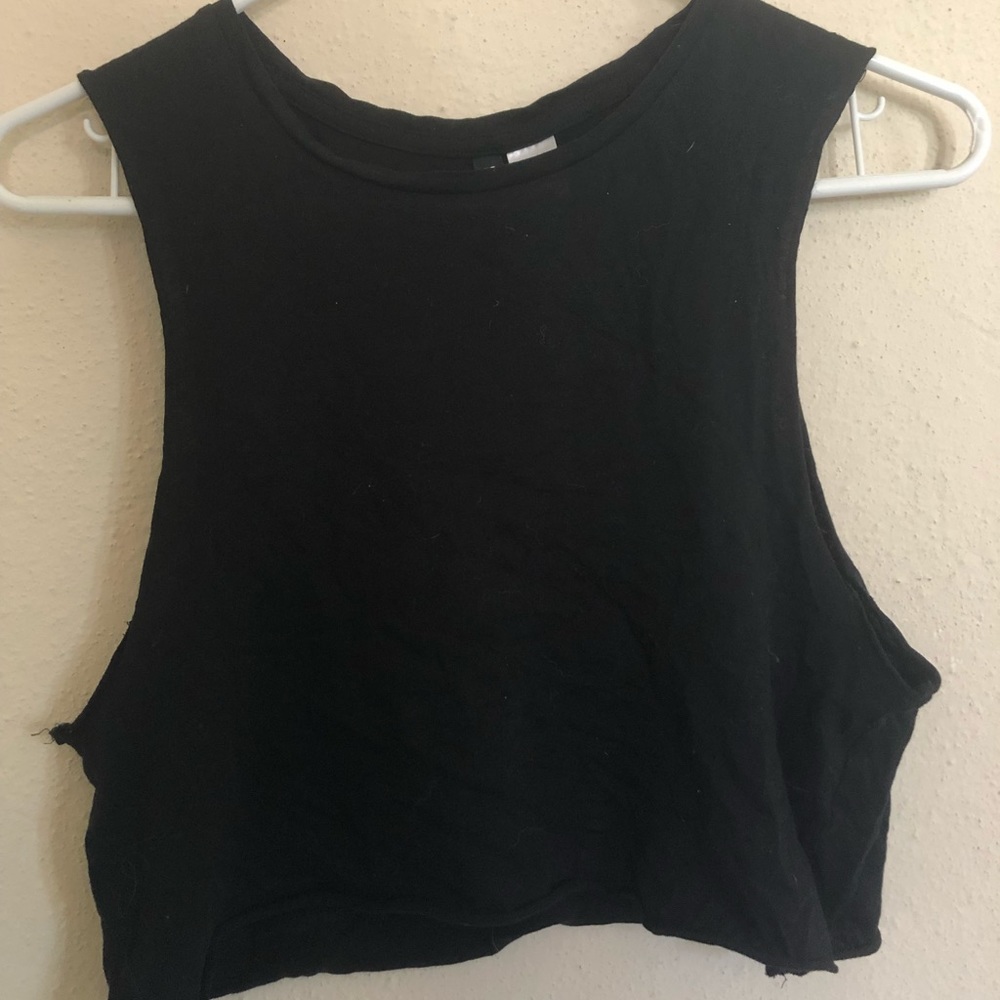 Cropped black muscle tee